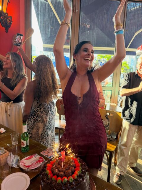 Muito obrigada meu Deus por mais um ano de vida . Obrigada por todas as conquistas e aprendizados vivenciados . Obrigada a minha família , a todos os amigos , aos que estiveram presentes e também aqueles que não puderam estar . Obrigada pelas lindas mensagens recebidas e ligações . Obrigada a minha equipe , pacientes e seguidores. Para mim , toda data de aniversário é considerado um rito , marca o início de um novo ciclo de vida , um momento de renovação espiritual , gratidão e reconexão com os ancestrais . É um dia para celebrar o renascimento da alma e pedir milagres. 🌟🪐🌙