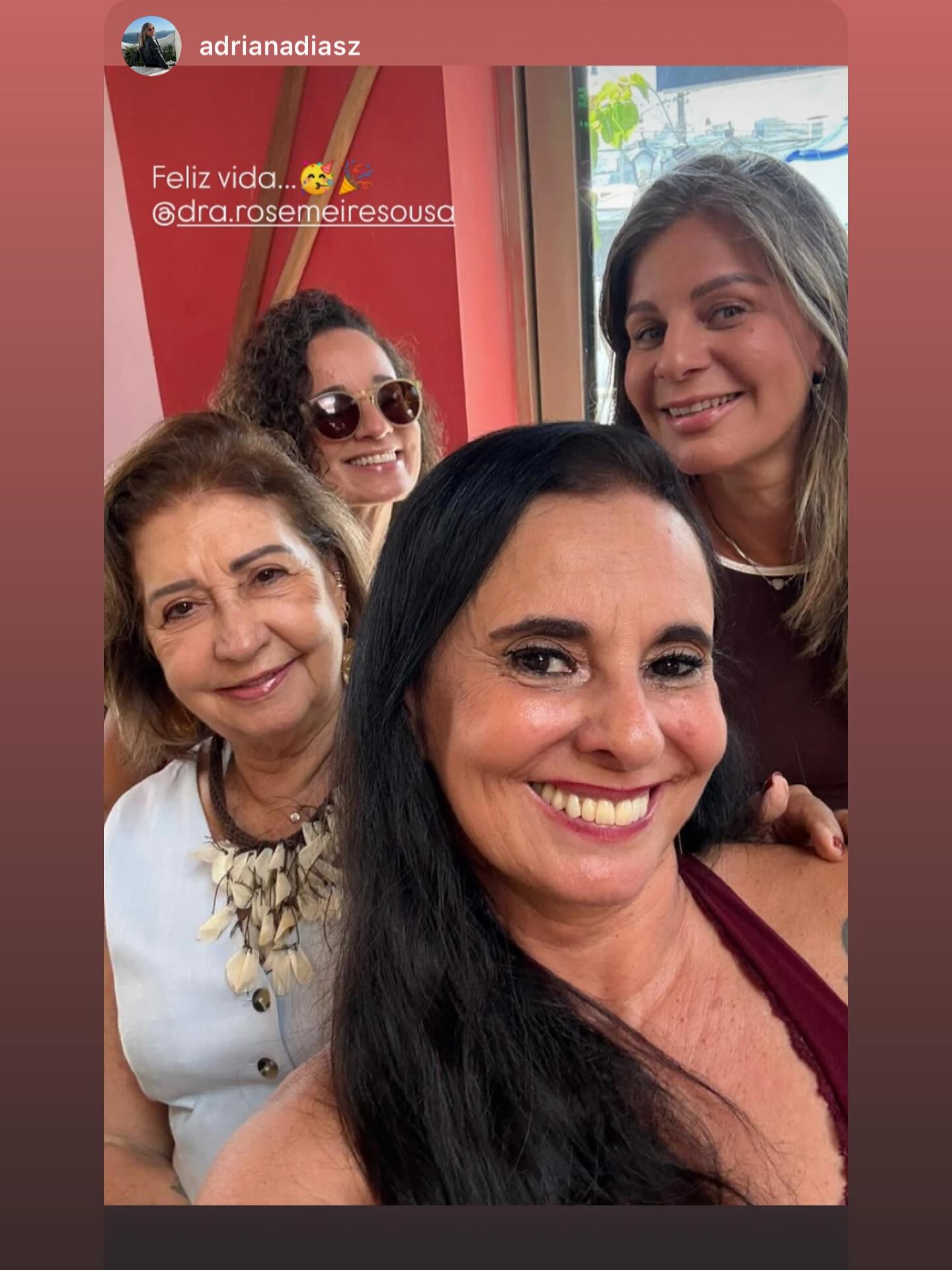 Obrigada amigas pela presença de vocês ! 👠💃🏾🍷