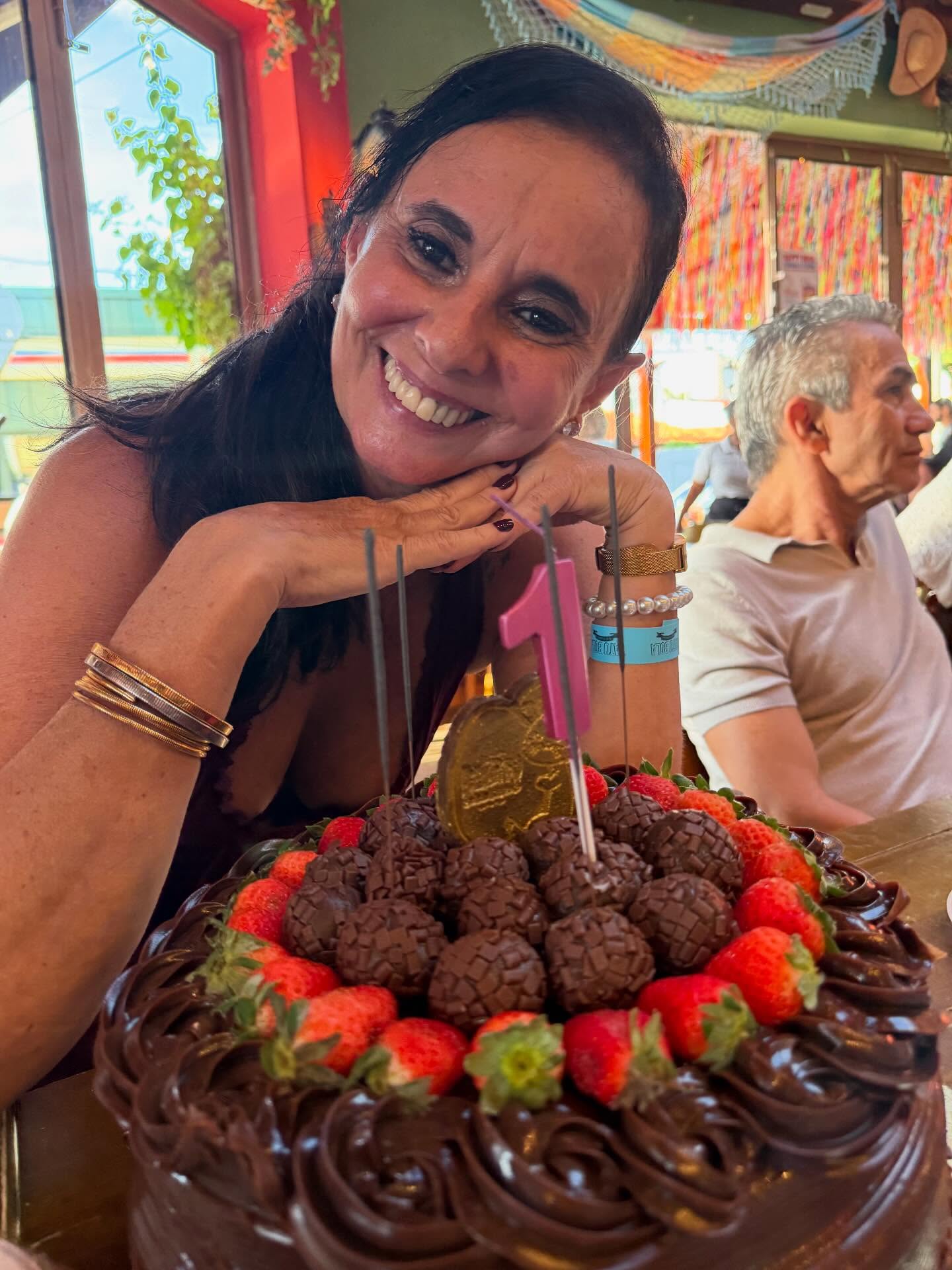 “Obrigada pela presença desses grandes amigos queridos , que compartilharam desse rito de passagem … . meu aniversário . “