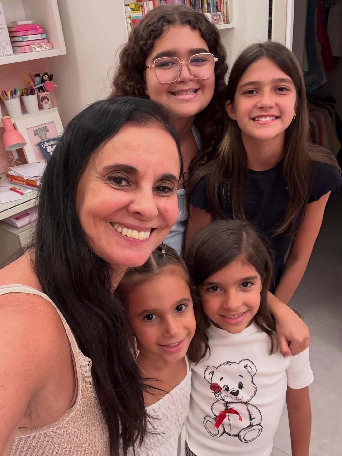 Estar com elas é simples…  é um amor descomplicado , incondicional, não existe uma relação biológica , mas existe um grande desejo de estarmos juntas e nos divertirmos . 🌟🦋💃🏾🧚🏾‍♂️🦆🧜🏼‍♂️🐟