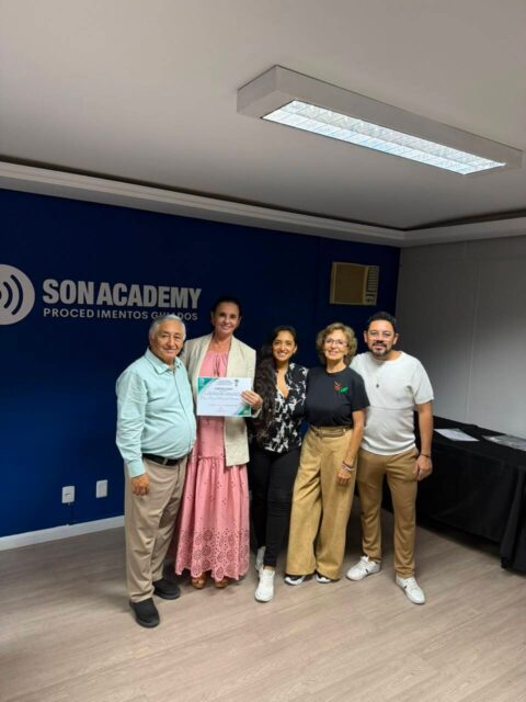 Relembrar esses dias é sentir gratidão por tudo o que vivi e aprendi.Essa formação foi uma oportunidade de ampliar meus conhecimentos, trocar experiências com outros profissionais e conhecer novas perspectivas para a minha prática.Foram dias de muito aprendizado, boas conversas e encontros especiais. Volto para casa renovada, levando novos conhecimentos, inspirações e ainda mais vontade de continuar estudando e aprimorando meu trabalho.Minha gratidão ao Professor Dr. Fernando Pinto Floril e a todos que fizeram parte dessa experiência tão especial! ✨
Dra. Rose Meire Sousa
Cirurgiã Dentista | CRO: 3331#odontologia #medicinaintegrativa #cirurgiãdentista #dentista #dentes #saúdebucal #saúde #ozonioterapia #inteligênciaemocional #saúdemental #mastigação