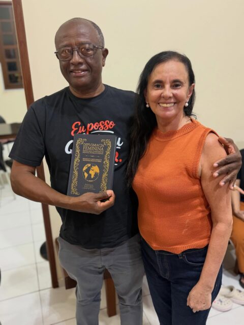 Mais um exemplar adquirido pelo querido João Neris , do livro Diplomacia Feminina , onde estou coautora. Obrigada meu querido . 🙌🏽🦋🫶